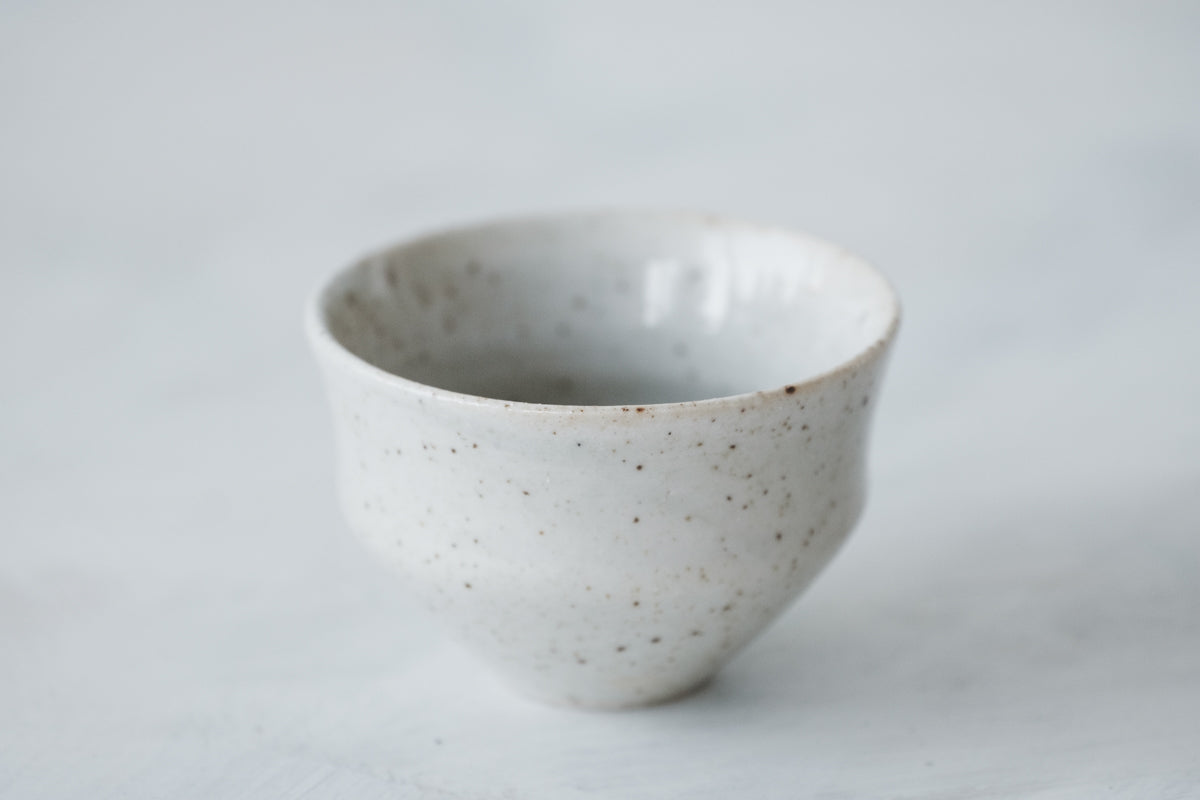 白磁茶杯 (灰釉)