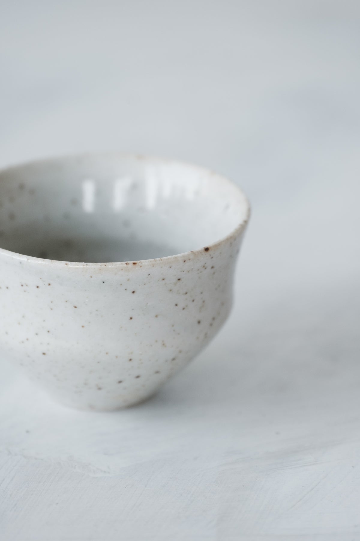 白磁茶杯 (灰釉)