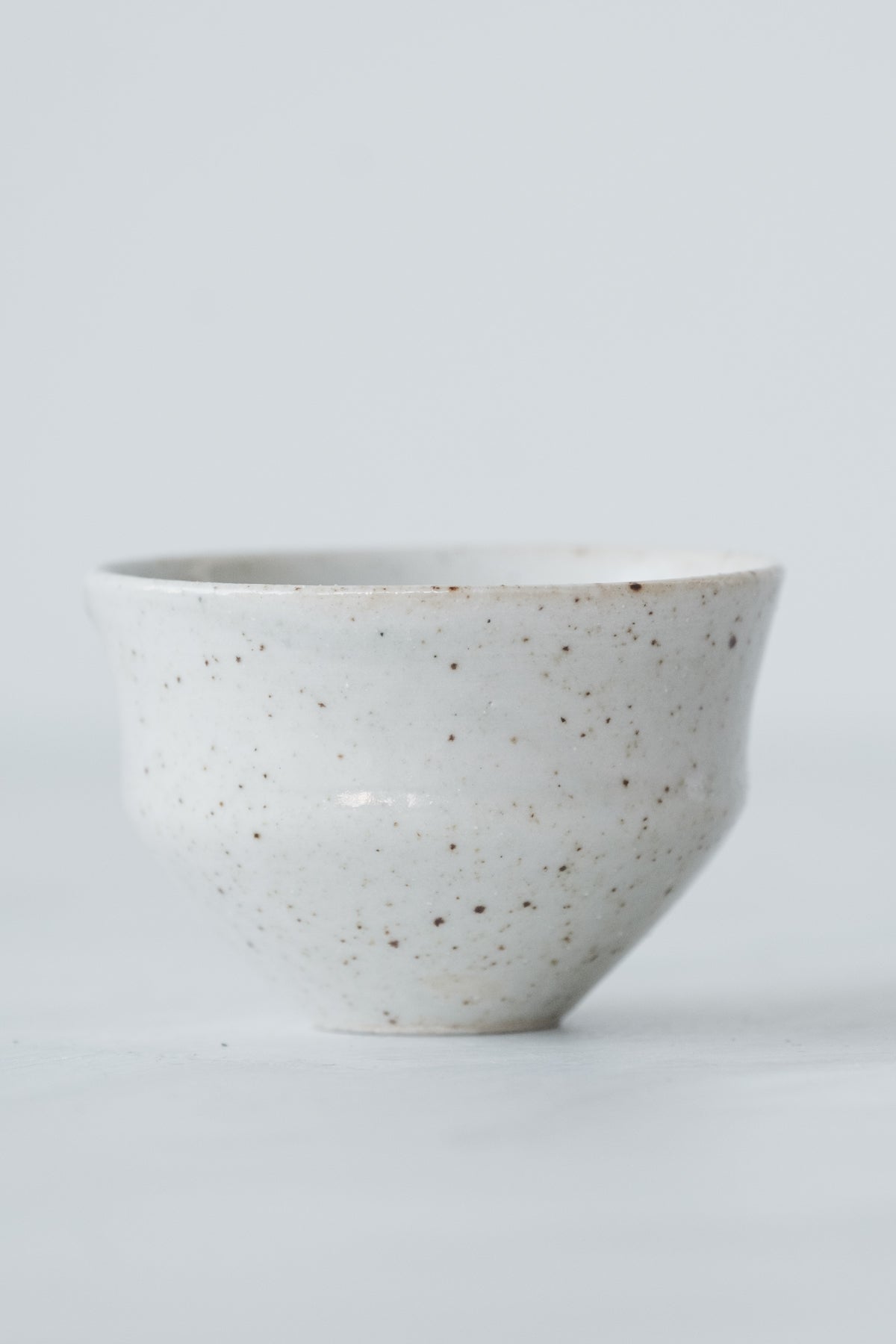 白磁茶杯 (灰釉)