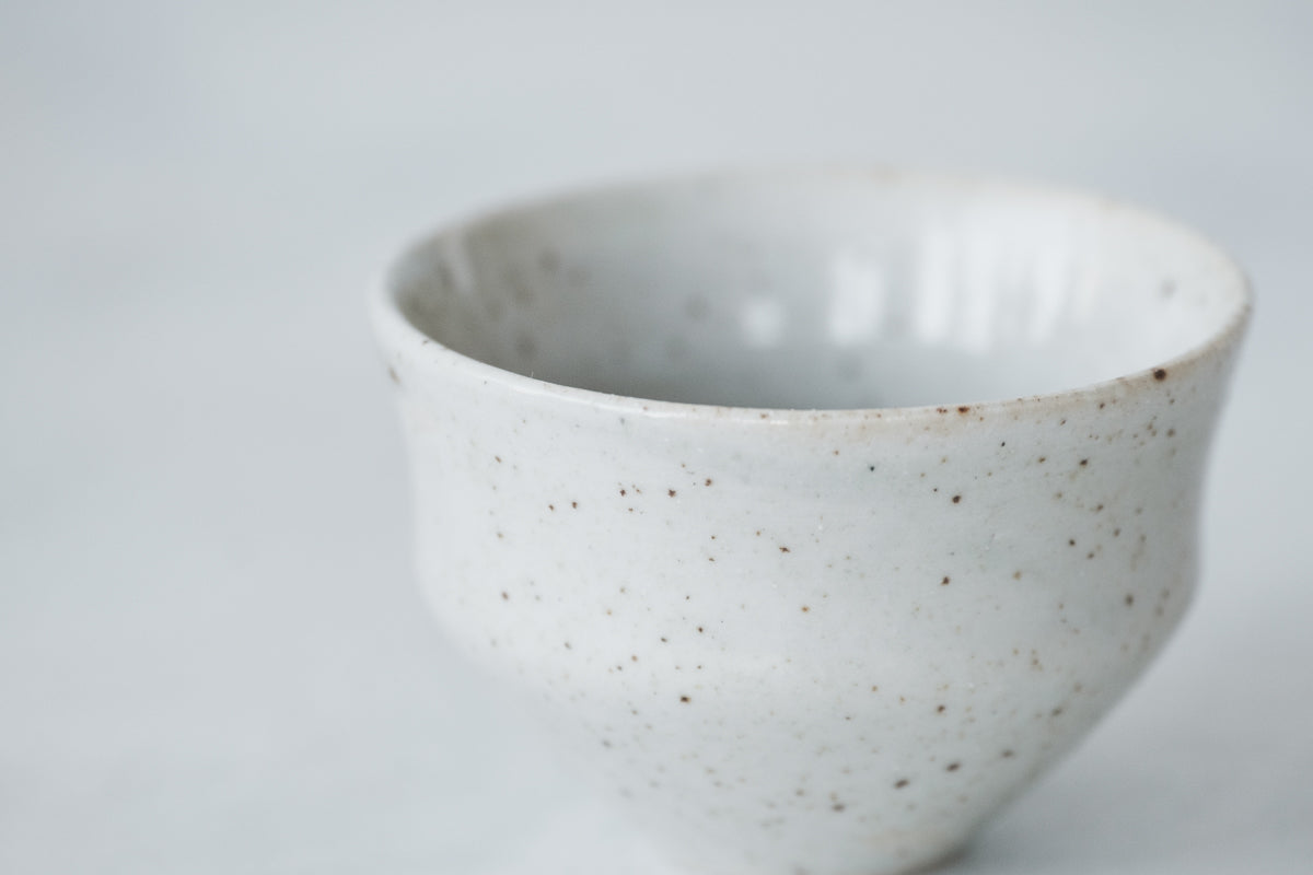 白磁茶杯 (灰釉)