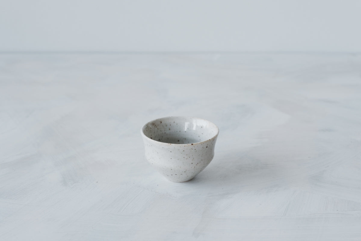 白磁茶杯 (灰釉)