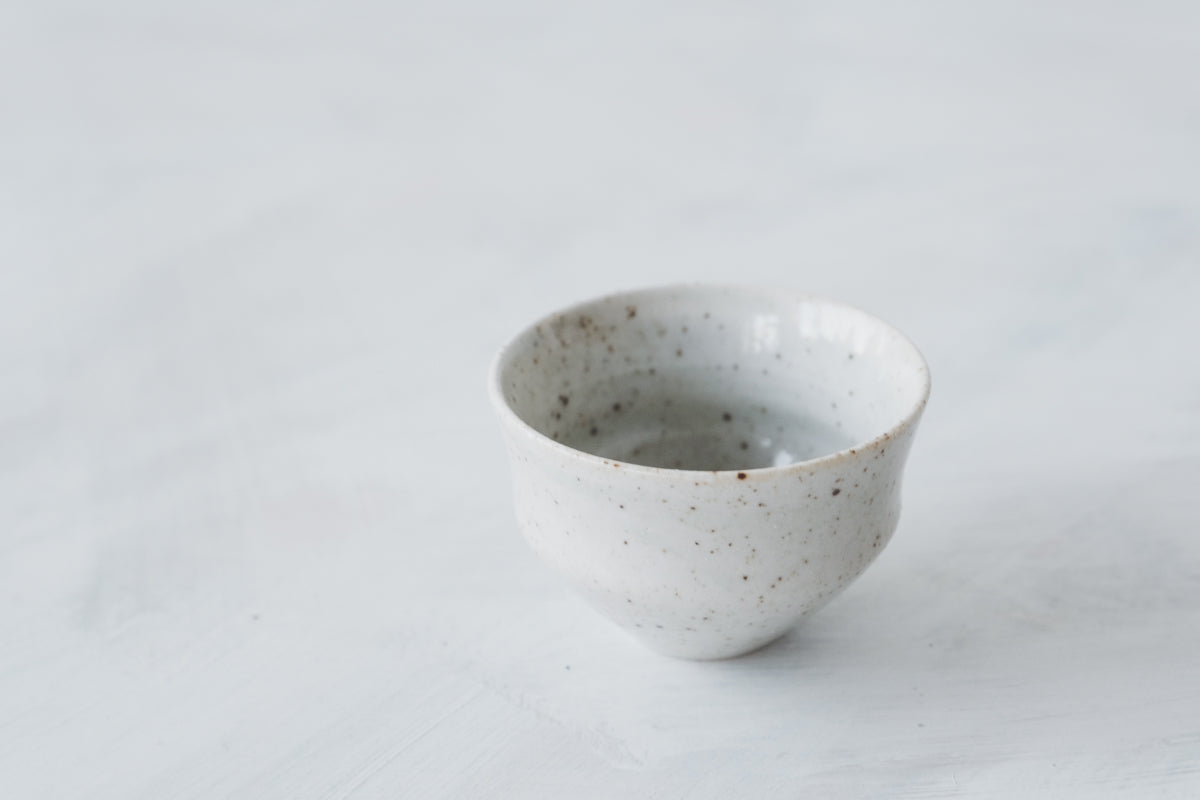 白磁茶杯 (灰釉)