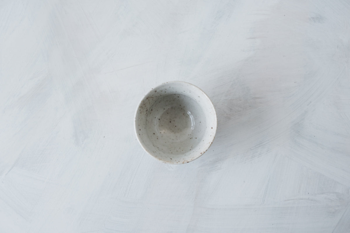 白磁茶杯 (灰釉)