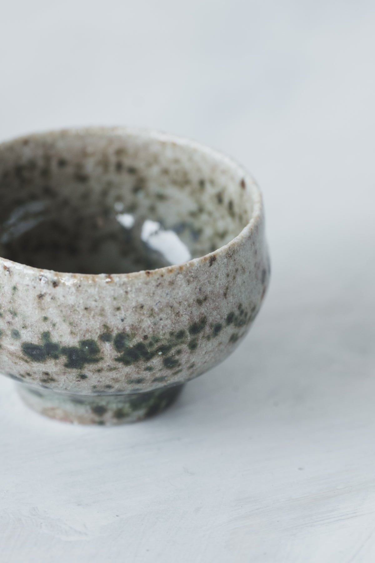 陶 猪口 (黒織部釉)