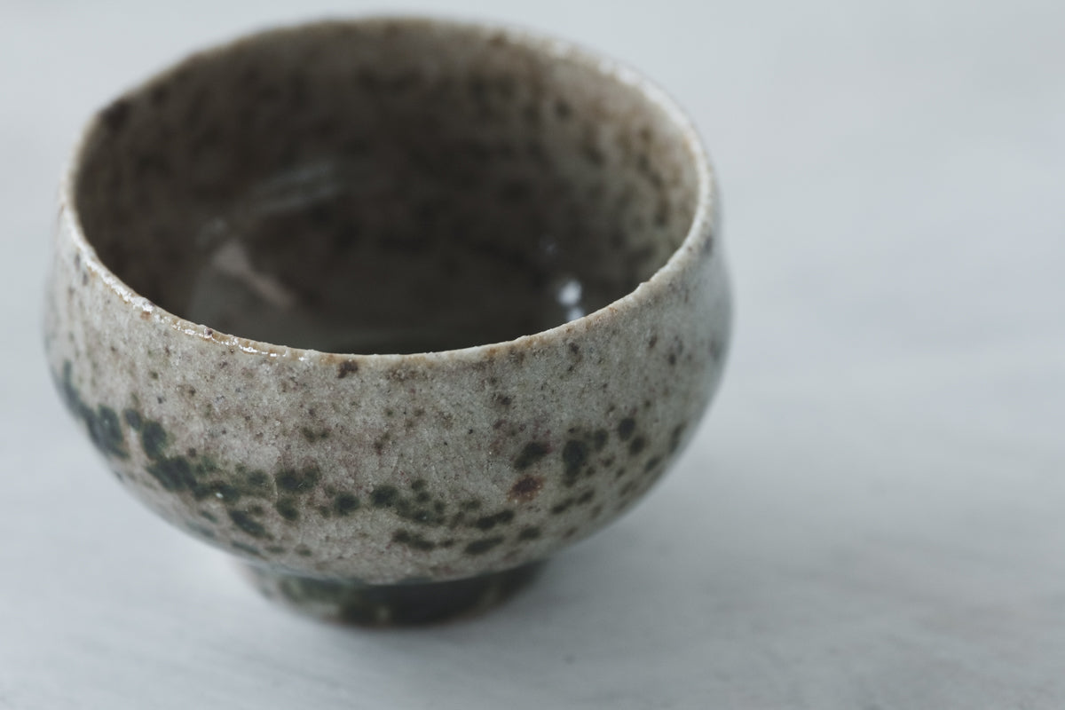 陶 猪口 (黒織部釉)