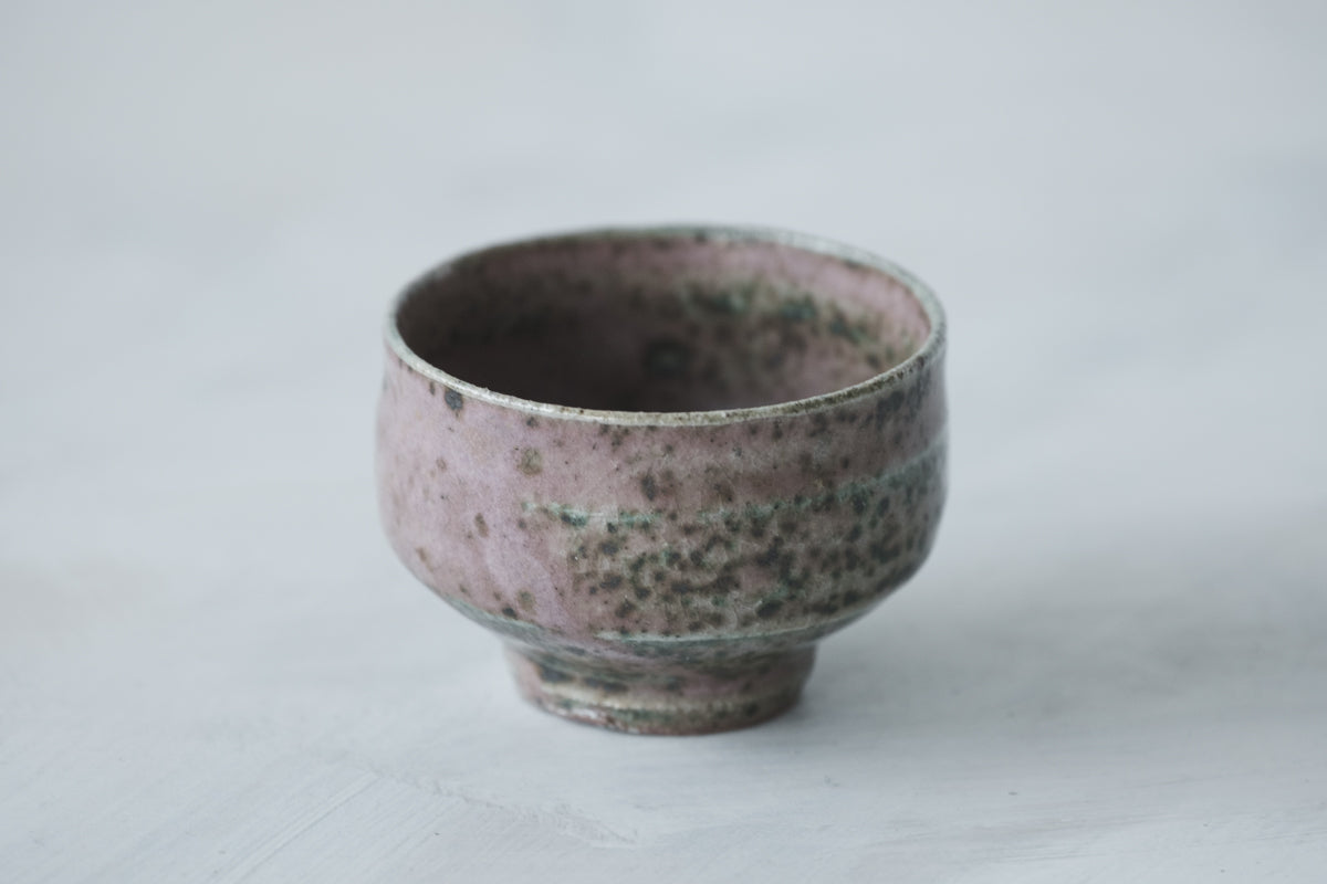 陶 猪口 (黒織部釉)