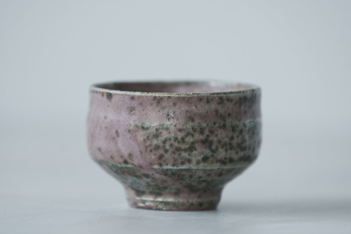 陶 猪口 (黒織部釉)