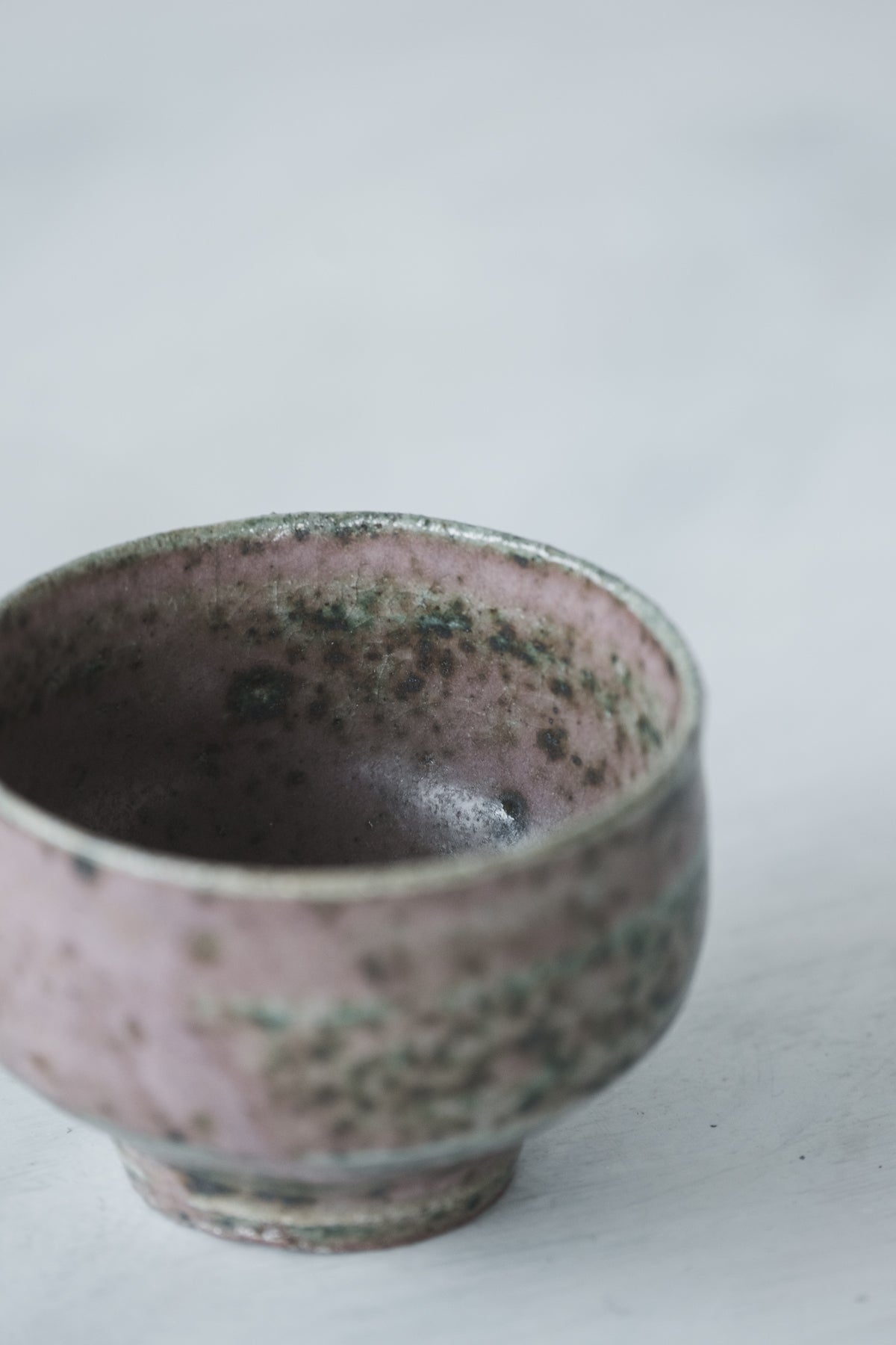 陶 猪口 (黒織部釉)