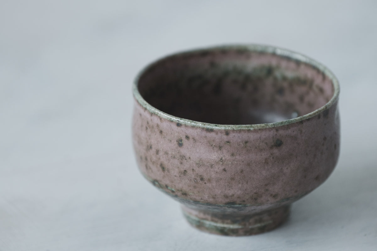 陶 猪口 (黒織部釉)