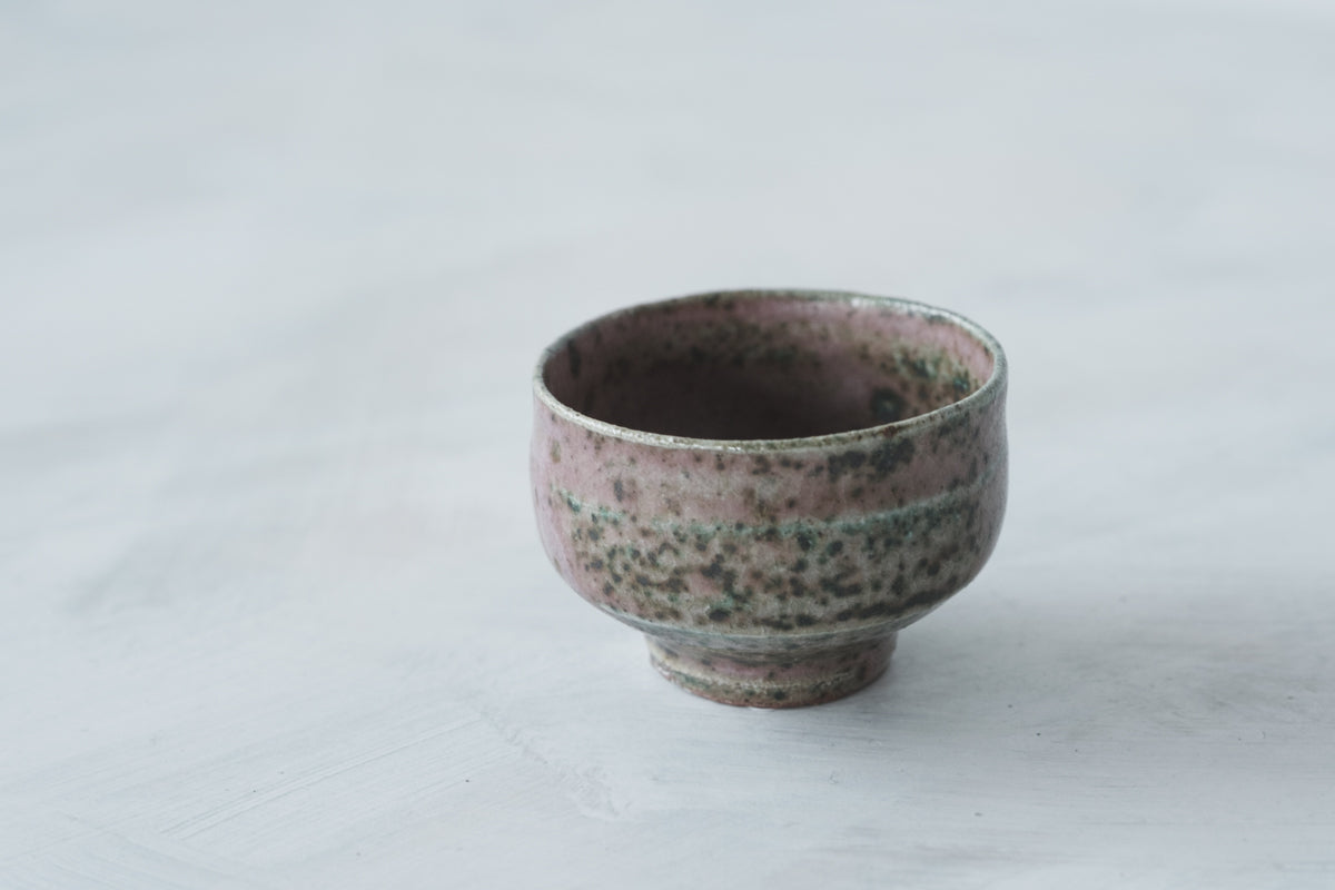 陶 猪口 (黒織部釉)