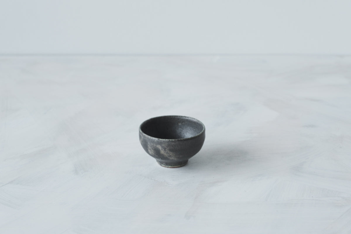 陶 猪口 (黒織部釉)