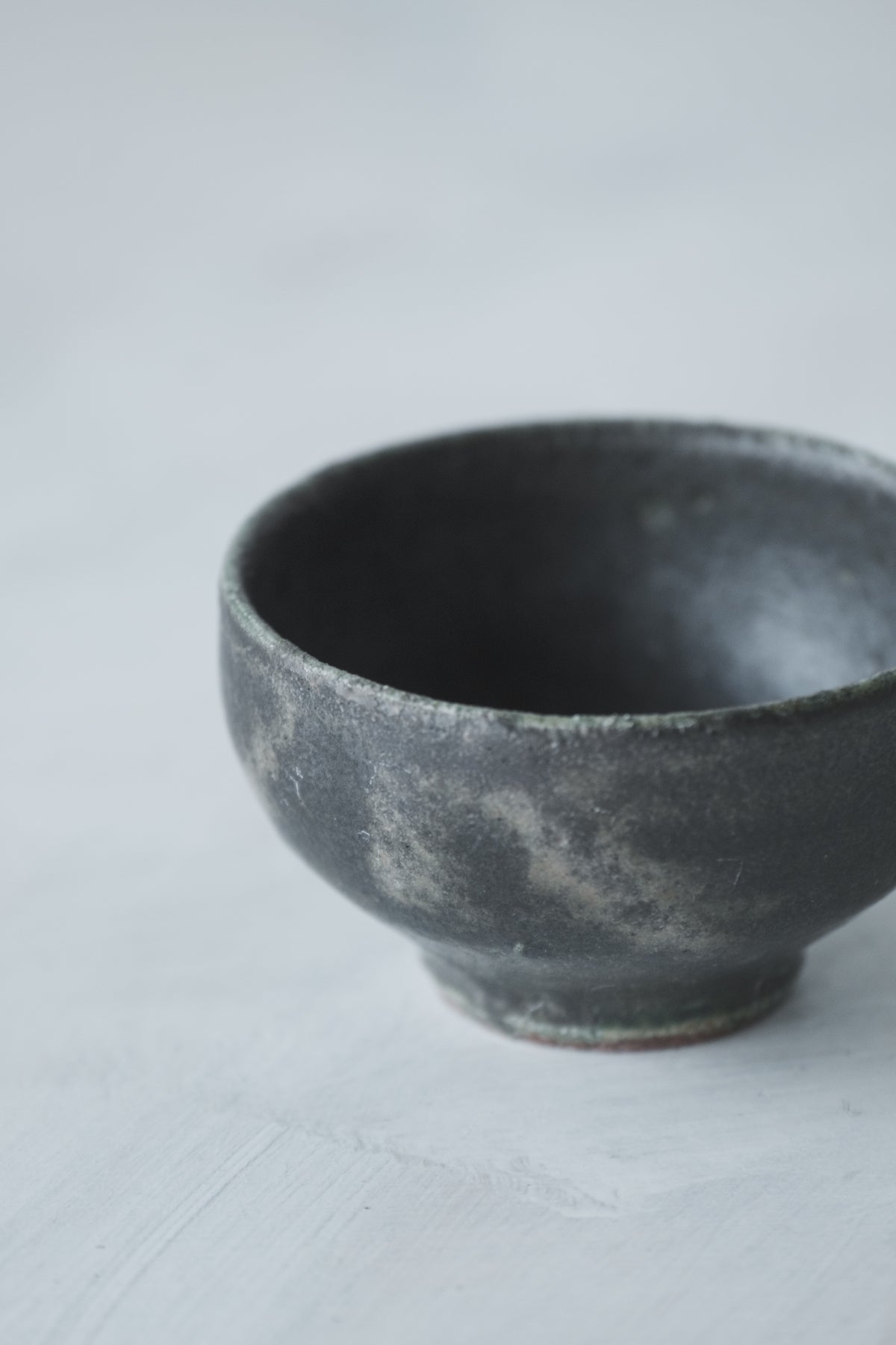 陶 猪口 (黒織部釉)