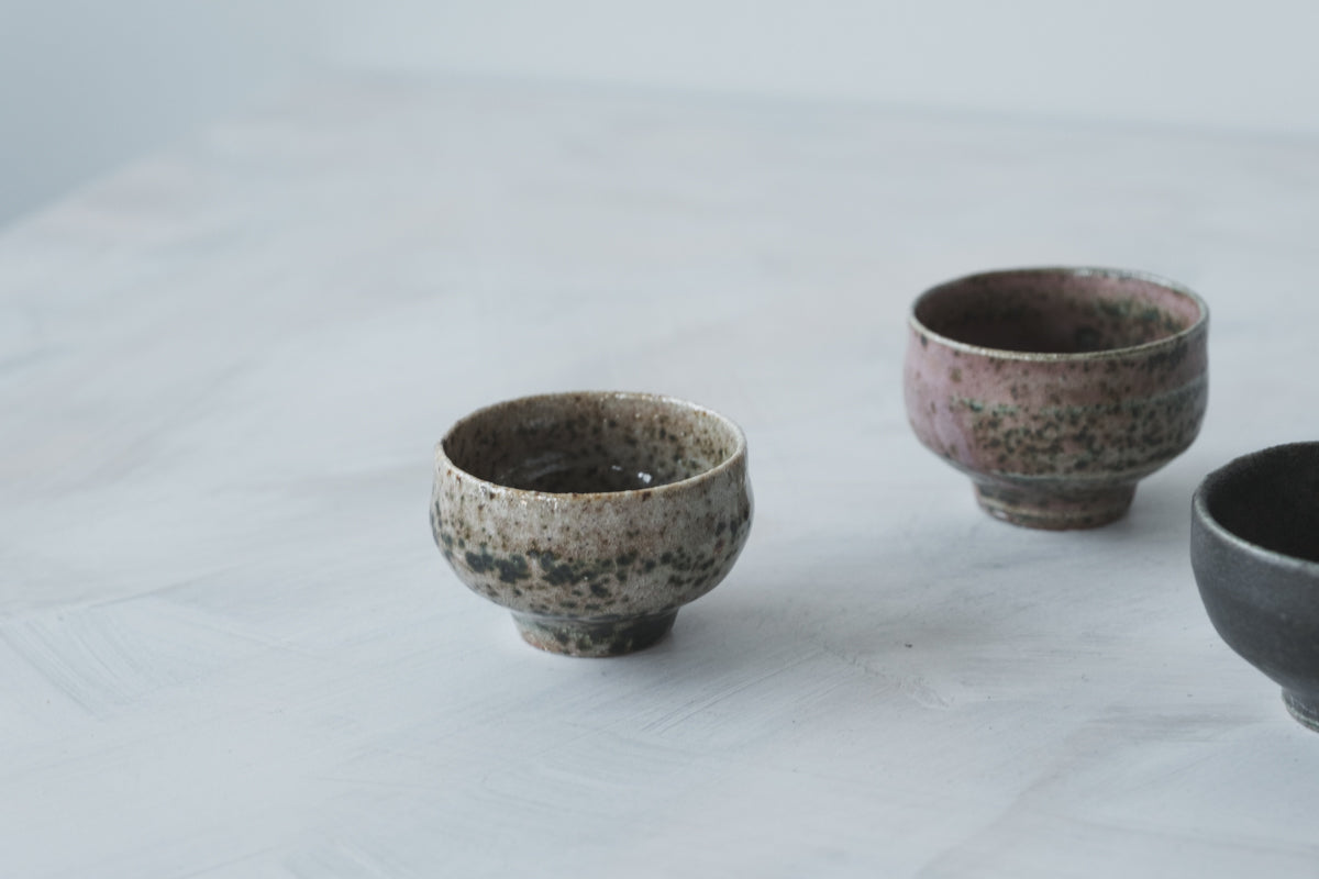陶 猪口 (黒織部釉)