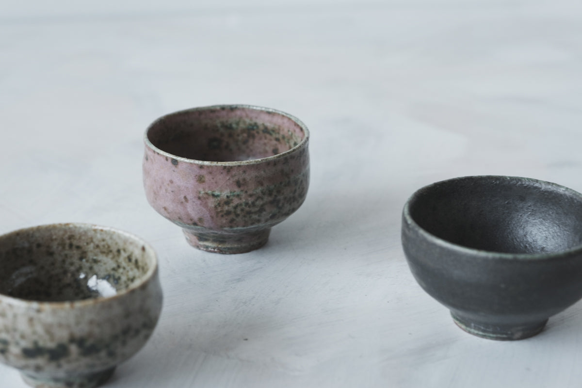 陶 猪口 (黒織部釉)