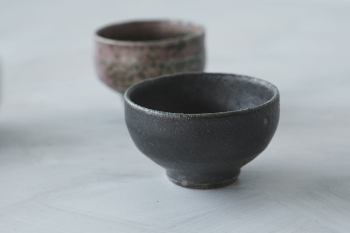 陶 猪口 (黒織部釉)